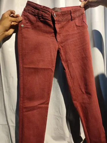 calça jeans feminina em sarja na cor vinho (ou marsala/bordô),