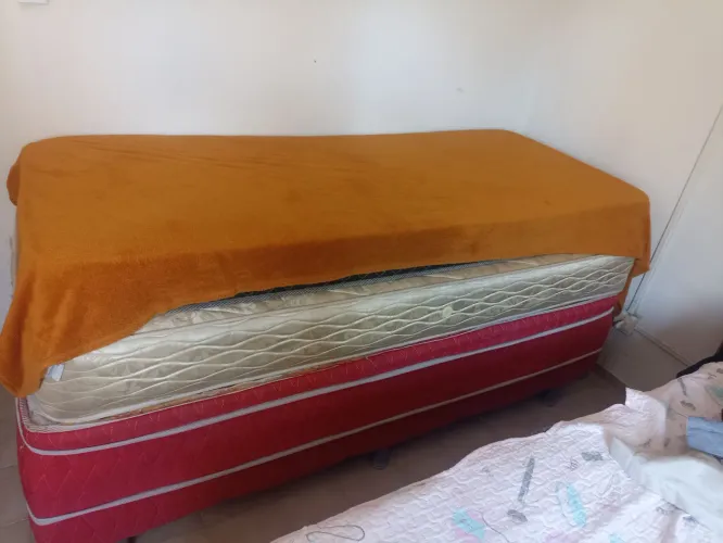 Vendo uma cama de mola solteiro,um colchão de mola solteiro e um colchão de espuma