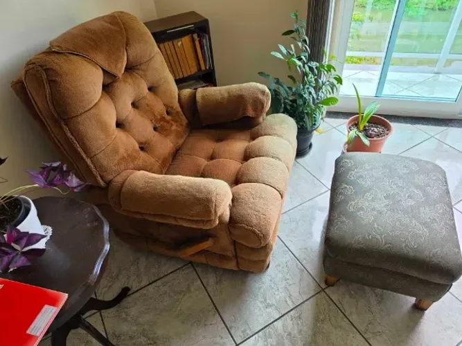 Poltronas americanas reclináveis com encosto de pé