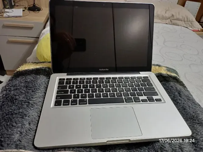 MacBook Pro com defeito, inclui carregador funcionando, com avarias na carcaça