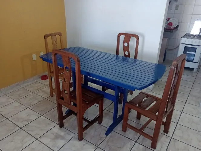 Mesa de jantar com 4 cadeiras - madeira de qualidade 