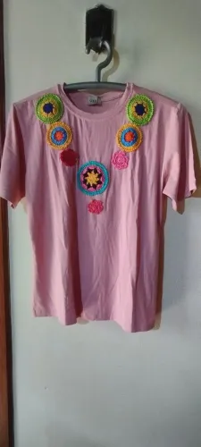 Blusas de malha com aplicação de crochê 