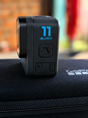 Câmera Gopro Hero 11 usada com alguns acessórios 
