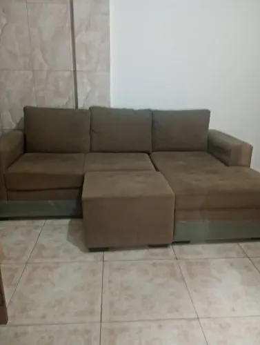 Sofá três lugares com Puff