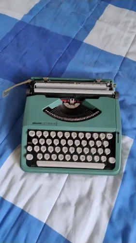 Máquina de Escrever Olivetti Lettera 82