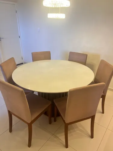 MESA REDONDA RIPADA COM 06 CADEIRAS DE MADEIRA