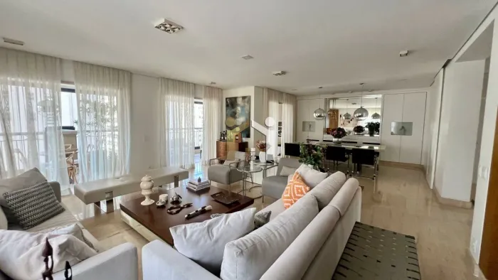 Apartamento a venda em Moema com 302m², 4 suites e 5 vagas.
