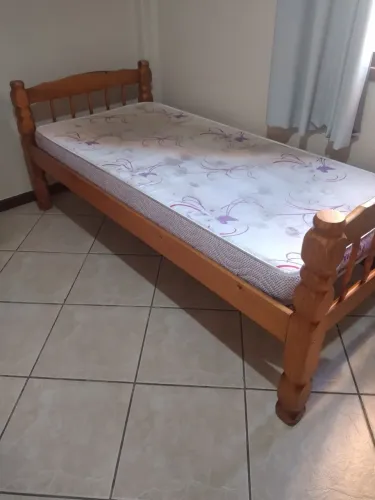 Cama de solteiro de madeira