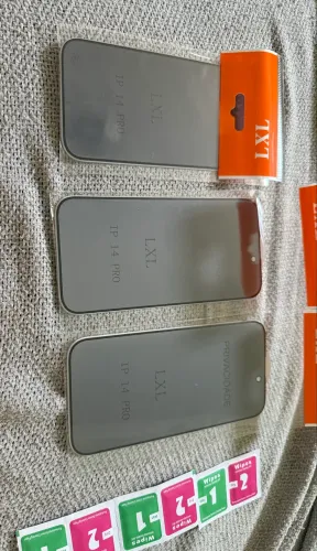 ? Vendo película de vidro 3D com privacidade (anti-espião) para iPhone 14 Pro.