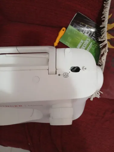 Vendo uma máquina Singer m2505 , porém está com o preenchedor de carretilha quebrado