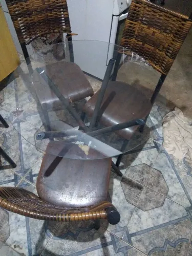 Vendo uma mesa redonda de vidro com 3 cadeiras 