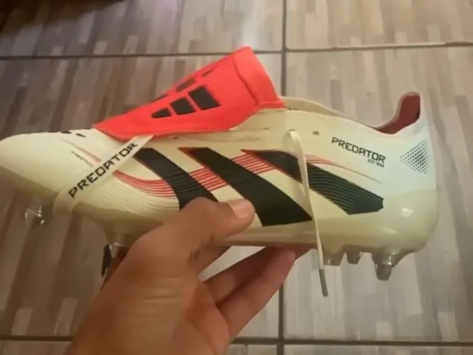 Chuteira profissional predador