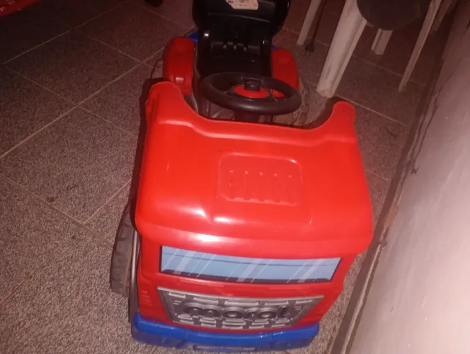 Carro de passeio  com defeito no peneus de tras