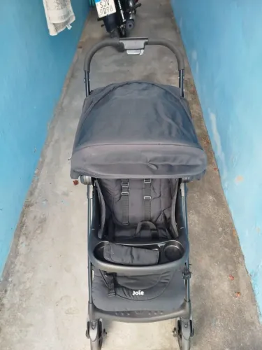 Carrinho de bebe com bebe conforto joie