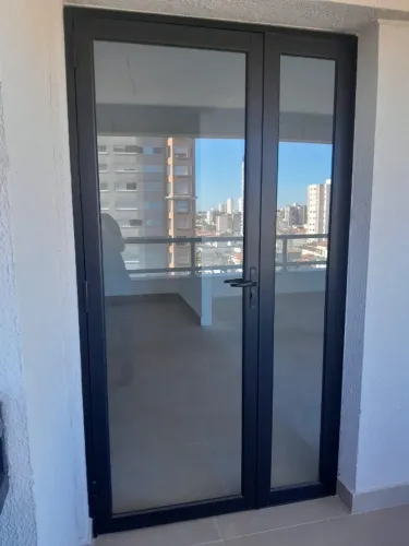 Porta de alumínio preta com vidro alto padrão - medidas 1,19 X 2,15 cm