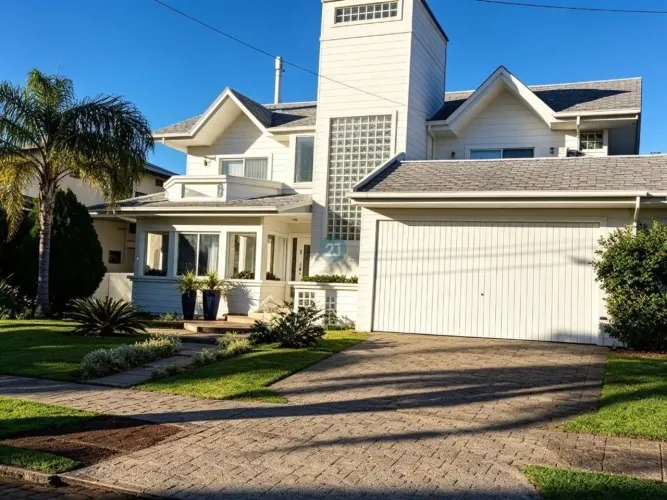 Alugo casa alto padrão com 04 quartos, amplo quintal com piscina e espaço gourmet, em Jure