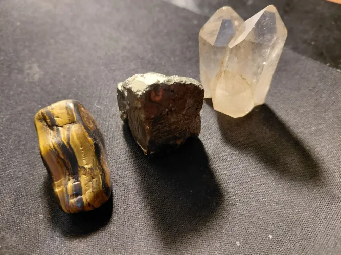 Pedras semipreciosas olho de tigre, pirita.e cristal