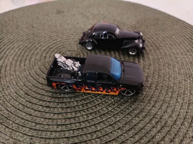 Hot Wheels Chevy Silverado modelo Heat Fleet lançado em 2009. Cord 810 1936