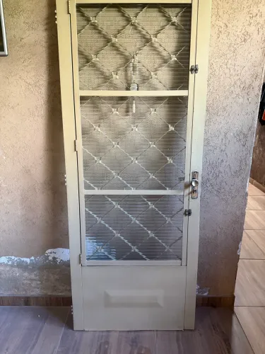 Porta com Grade e Vidro