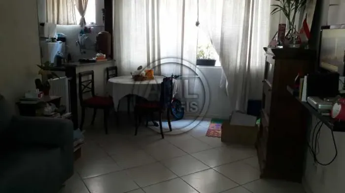 Sala e quarto. Dependência revertida para 2º quarto. Metrô. Tijuca. R 420.000,00