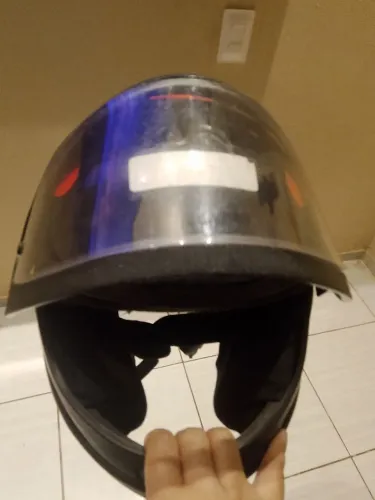 Vendo um capacete está novo pouco tempo de uso.. .