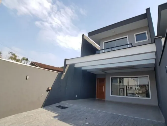 Alugue Casa com 3 Dormitórios, 1 Suíte, 3 Vagas, em Bom Retiro por R$ 4.000 + taxas. Imóve