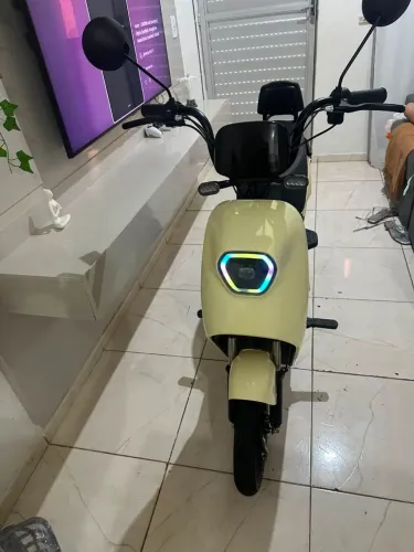 Vendo Scooter Eletrica Tipo Vespa com compartimento embaixo do banco nova