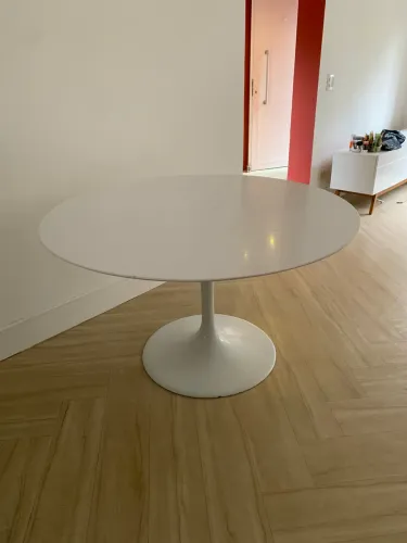 Mesa redonda branca 120cm em mármore sintético