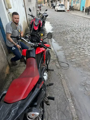 São três motos a venda, 2 lander uma bros