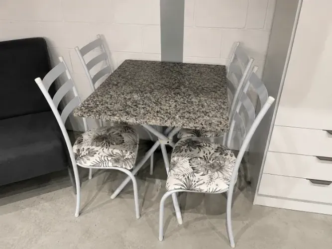 Mesa Tubular com 4 cadeiras (ENTREGA RÁPIDA)