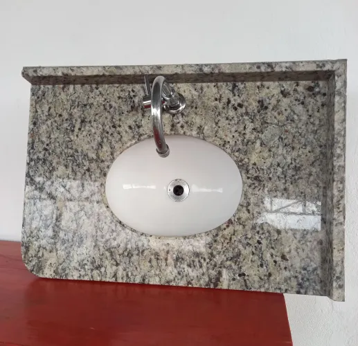 Bancada de granito com armário suspenso