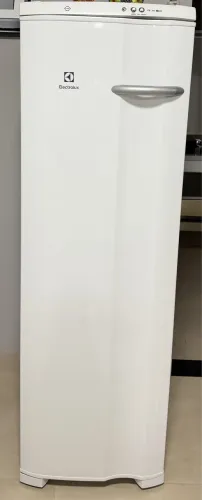 Freezer Vertical Electrolux FE26 203L 220V Seminovo
