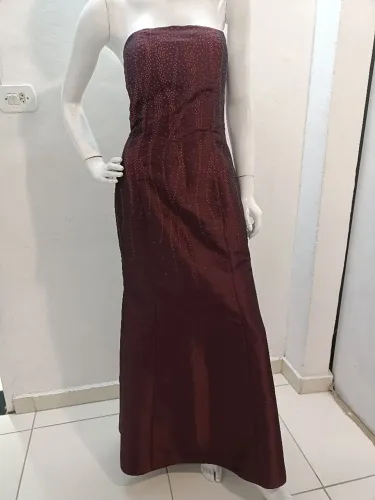 Vestido de festa tomara que caia, cor marsala em tafetá. Tam 40. Com brilho