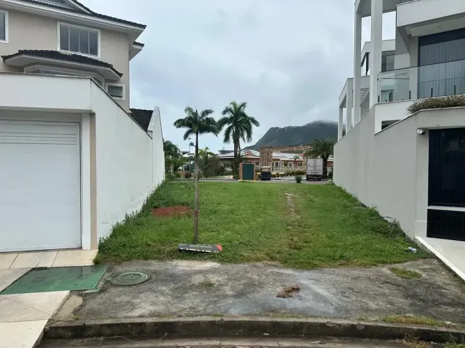 Oportunidade no condomínio Riviera Del Sol - Recreio. Terreno com 262 m², pronto para cons