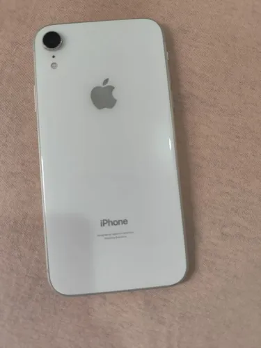 iPhone xR usado *pequeno defeito na tela, não atrapalha funcionalidade do aparelho*