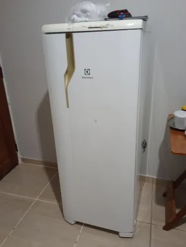 Vende-se geladeira Eletrolux muito bem conservada. Apenas 650 reais 