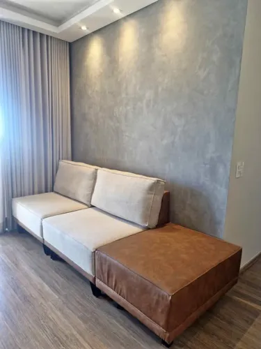 SOFÁ FIXO DETALHES EM COURO IMPECÁVEL 