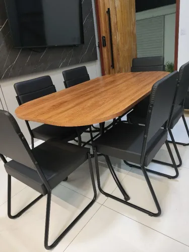 Conjunto de mesa e 6 cadeiras