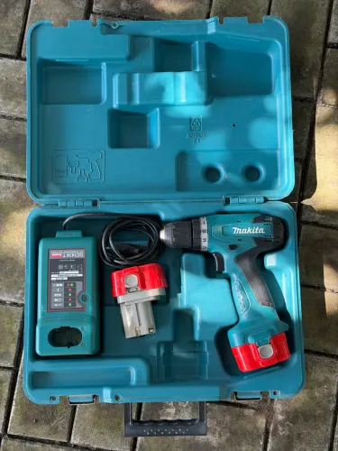 Kit Parafusadeira Makita DC 1414T com carregador e maleta