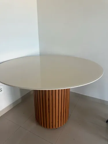 Mesa de jantar redonda com tampo de vidro e base ripada em madeira