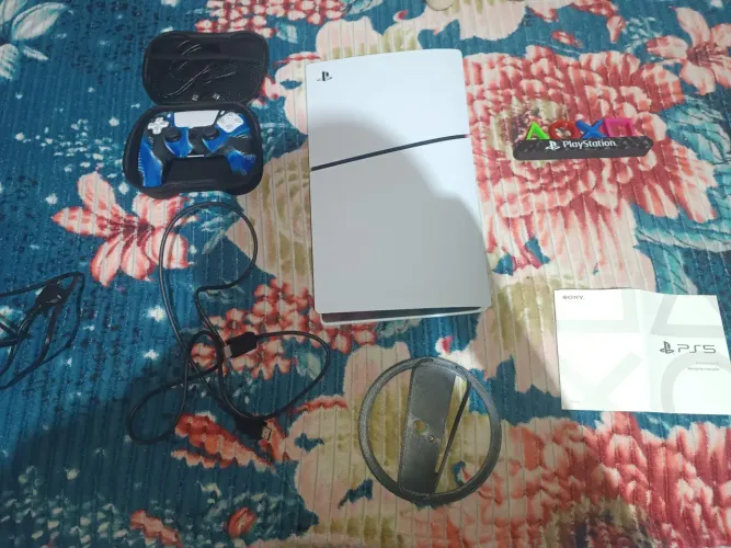 Ps5 slim um controle,mais acessórios 1 meses de uso