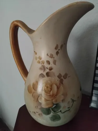 Jarra de porcelana pintada a mão 