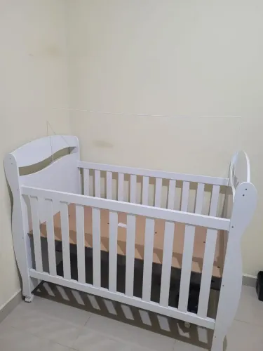 Vendo Berço que acompanha colchão + kit berço + lençois + mosquiteiro..
