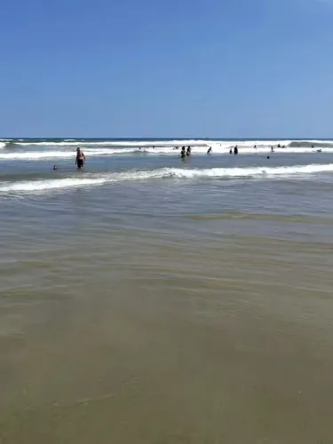 Aluga apto na praia Tupi Cidade praia Grande, Santos. Condomínio de frente para a praia. 