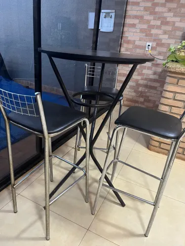 Vendo mesa bistrô com 3 banquetas