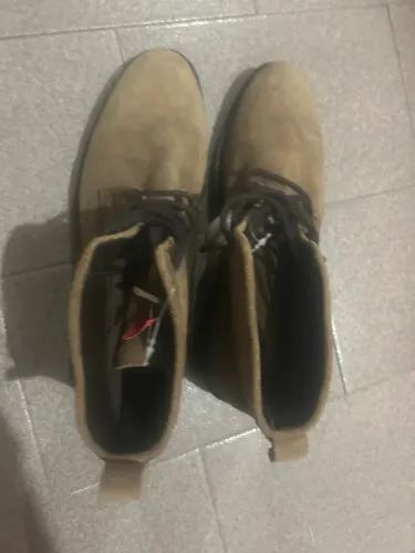 Bota casual em camurça, Nova. nunca usada.