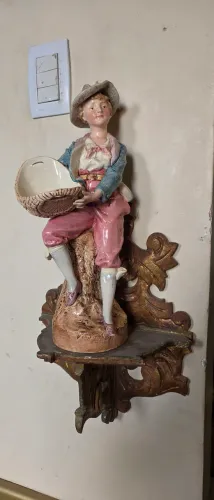 Par de estatuas de porcelana antigas com peanha de madeira