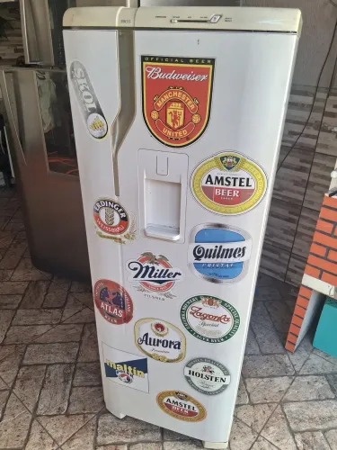 Geladeira com dispenser de água na porta