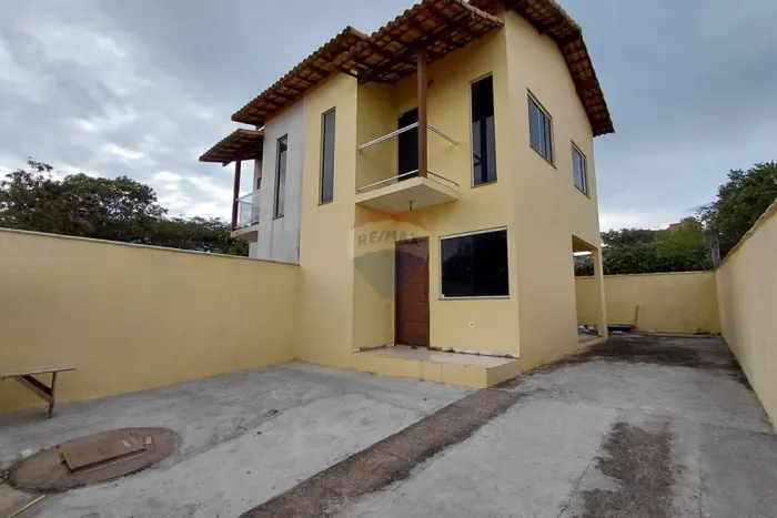 Casa à venda, independente, recém construída, na Rua 20, a apenas 400 m da praia Rasa