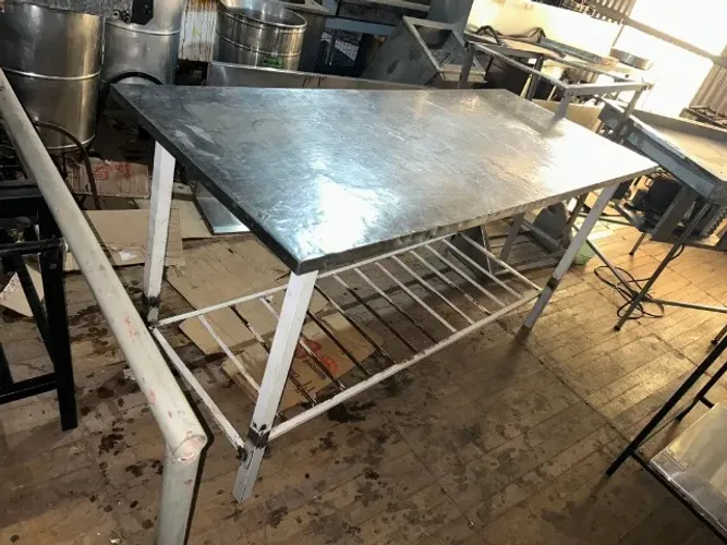 mesa com tampo em inox - medindo 1,90 x 80 cm